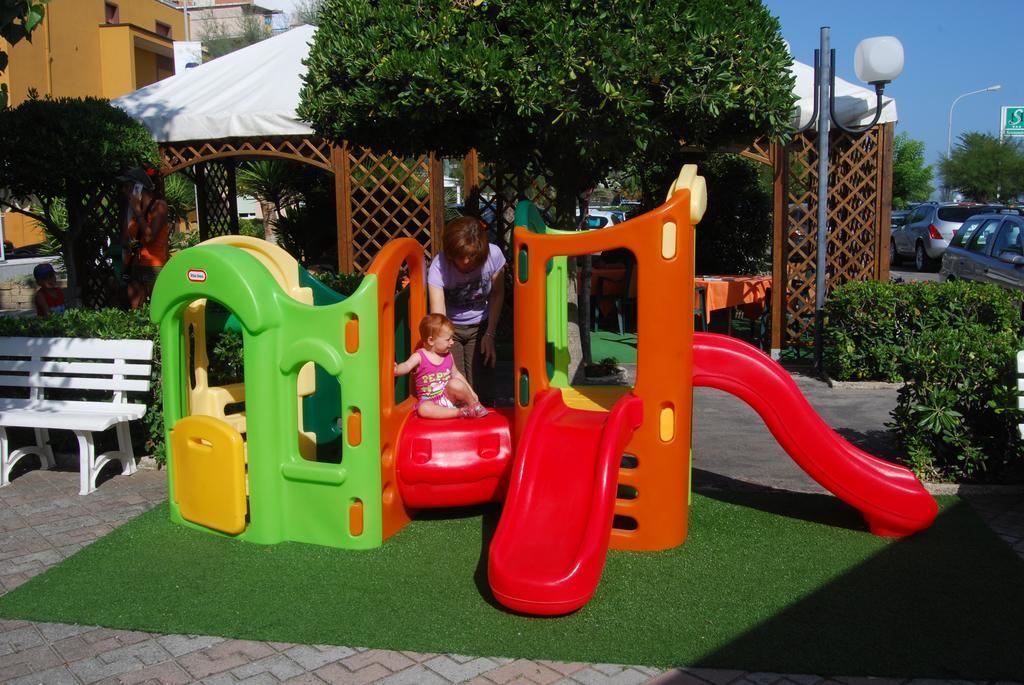 Hotel Perla Сенигалия Екстериор снимка