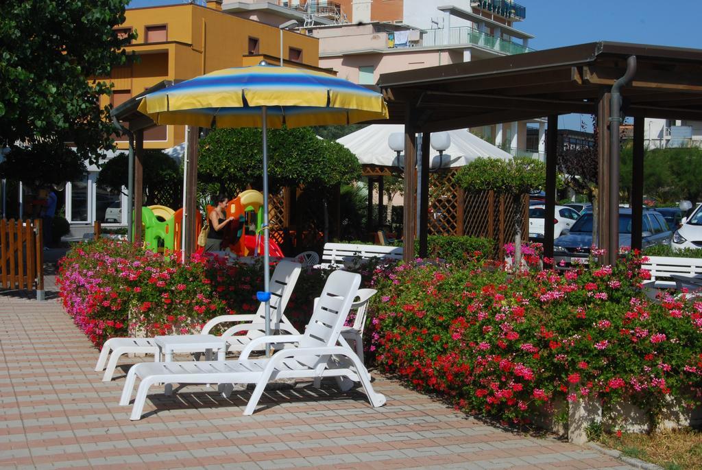 Hotel Perla Сенигалия Екстериор снимка