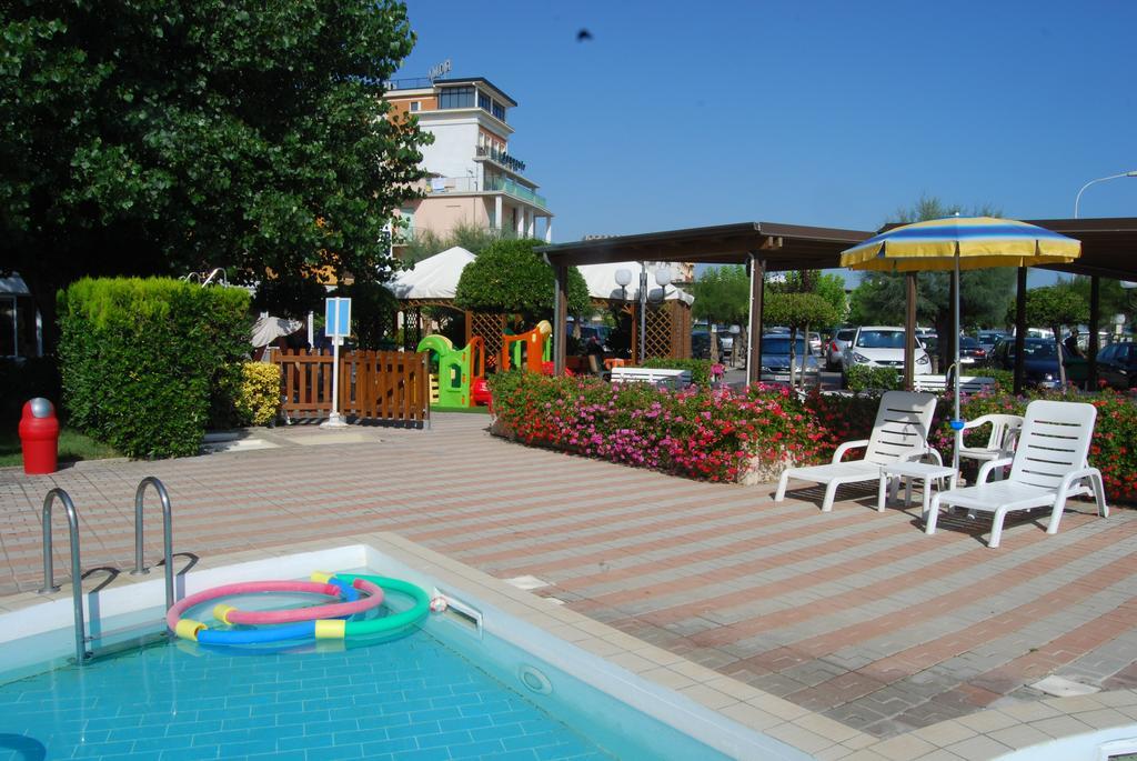 Hotel Perla Сенигалия Екстериор снимка