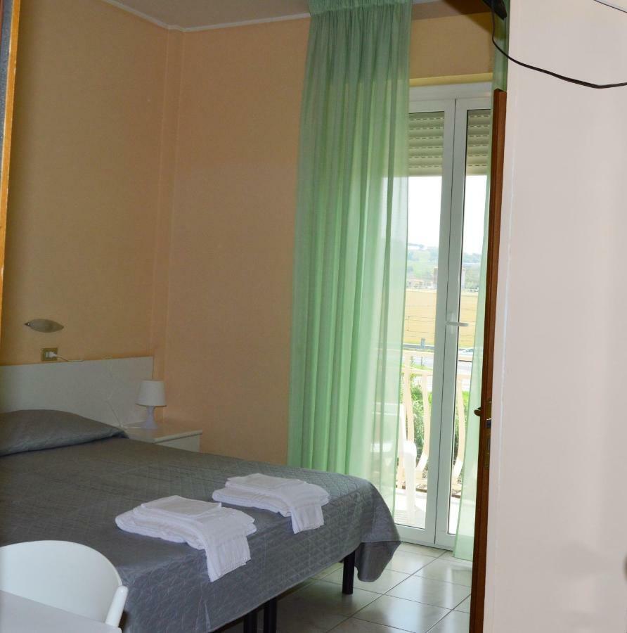 Hotel Perla Сенигалия Екстериор снимка