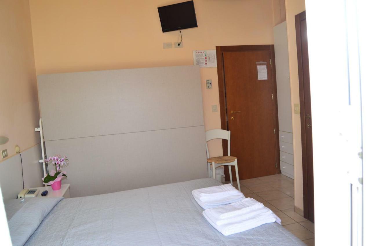 Hotel Perla Сенигалия Екстериор снимка