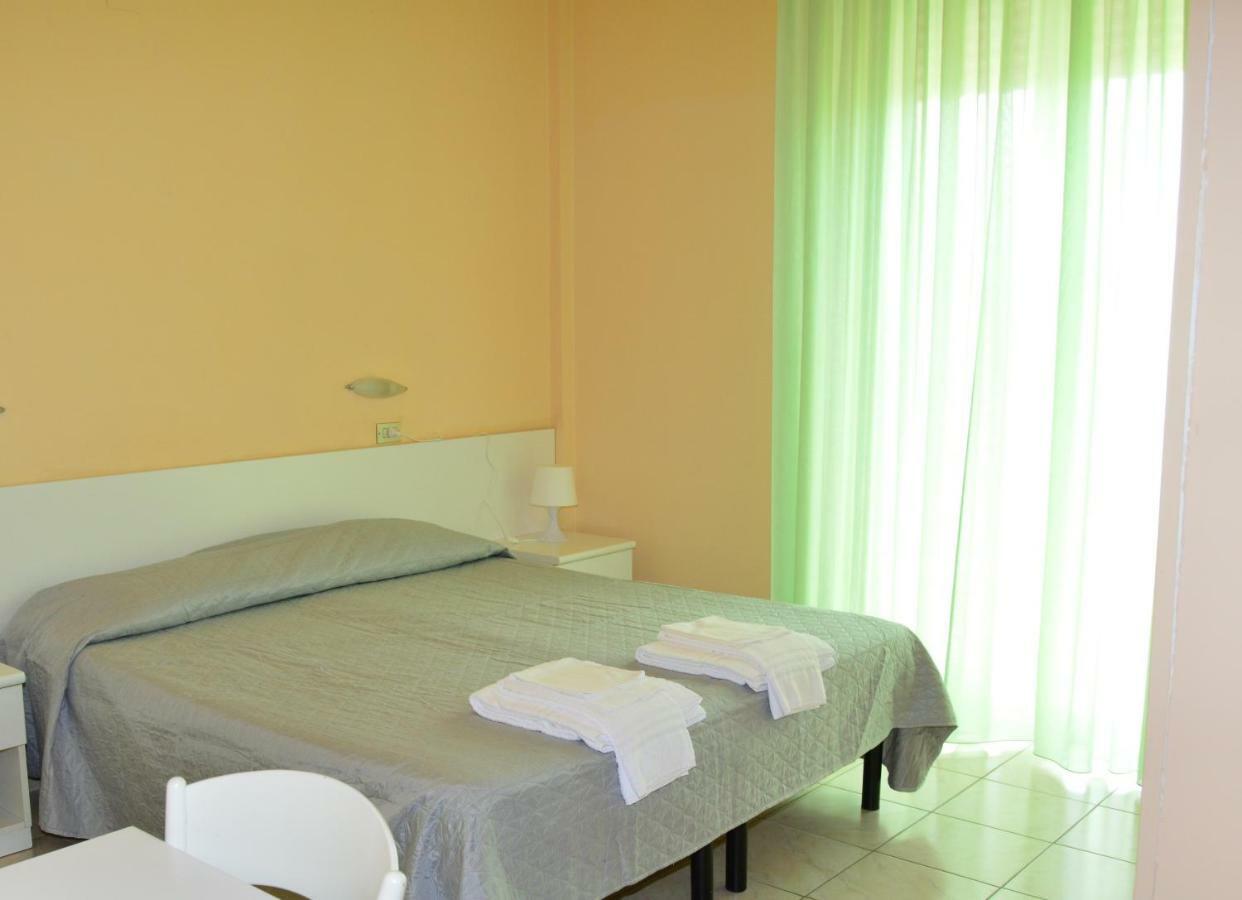 Hotel Perla Сенигалия Екстериор снимка