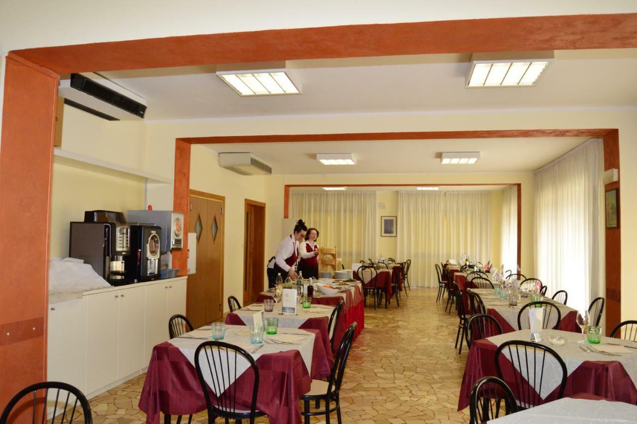 Hotel Perla Сенигалия Екстериор снимка
