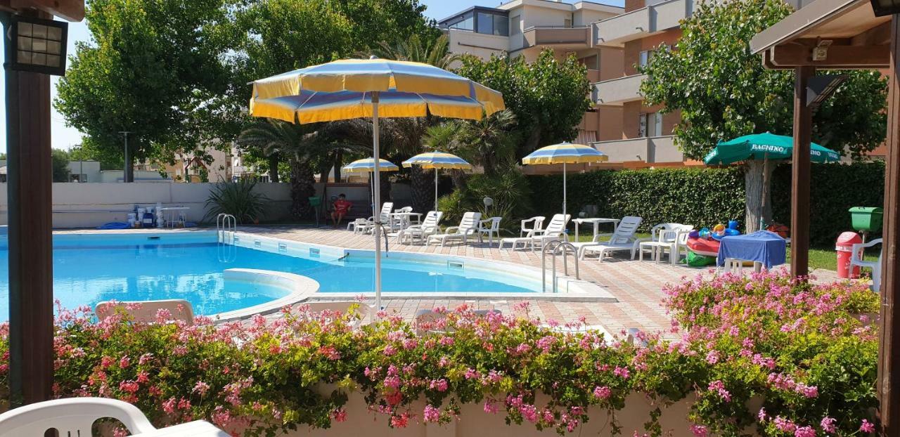 Hotel Perla Сенигалия Екстериор снимка